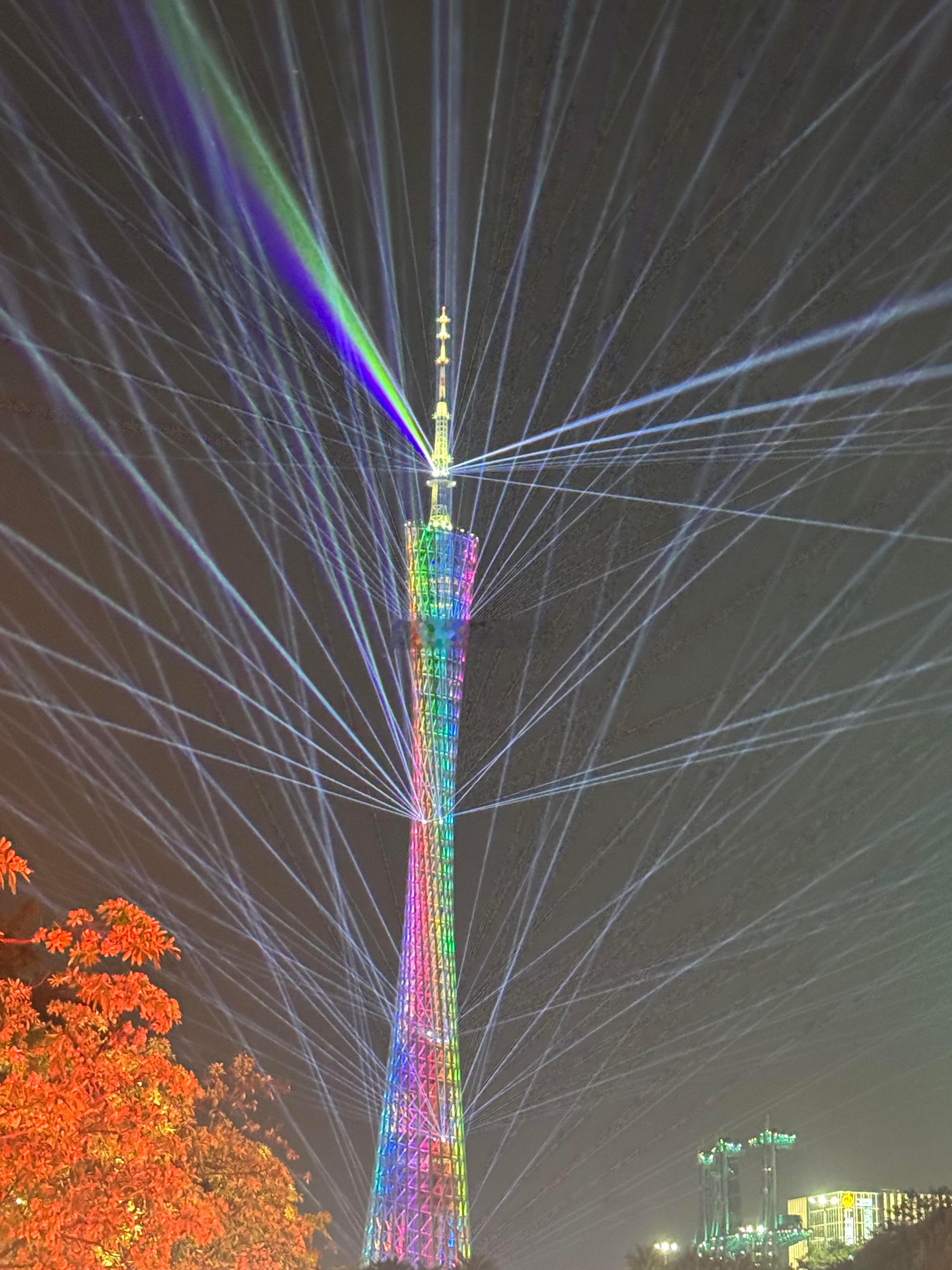 广州小蛮腰开启防御塔模式广州塔发癫了🙀,广州塔这是吃了几个蜘蛛侠