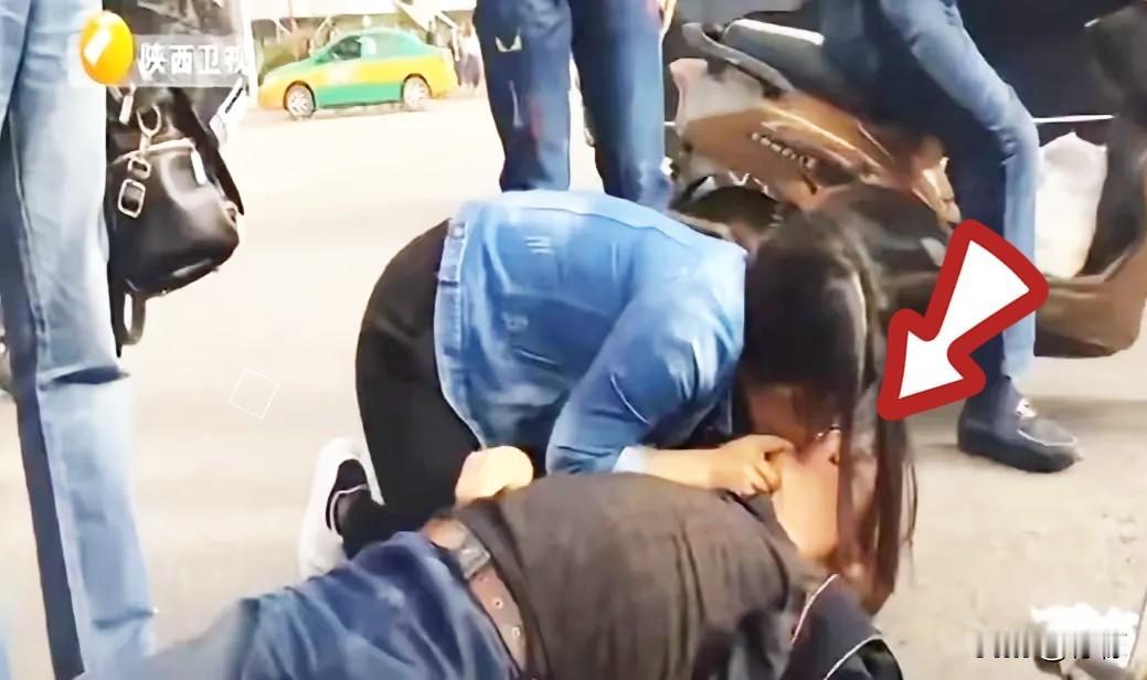 西安街头，23岁的实习护士李玥下夜班正啃着肉夹馍，撞见一位老人突然倒地。她二话