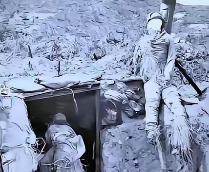 这是美国战地记者拍下的两名志愿军战士的遗体。在零下40°的天气里他们还穿着单衣，