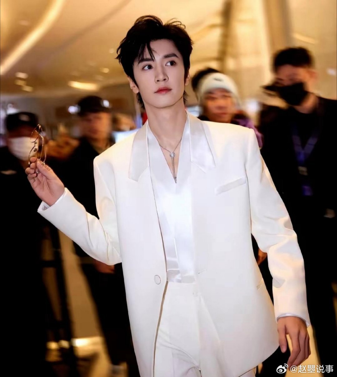 我一个朋友，就因为在杭州街头多看了一眼陈哲远，回来跟我念叨了一整晚。她就一句话：