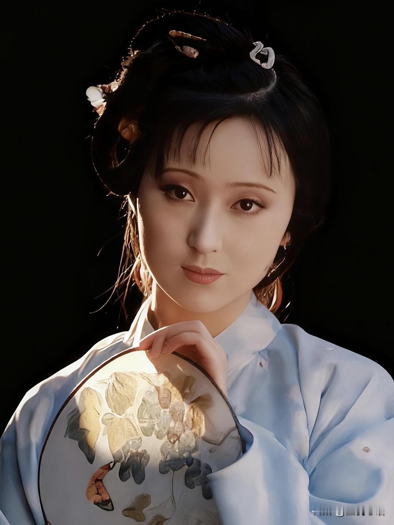 谁看了不疯!87版林黛玉定妆照才是真“书中人”陈晓旭这版黛玉定妆照,直接被