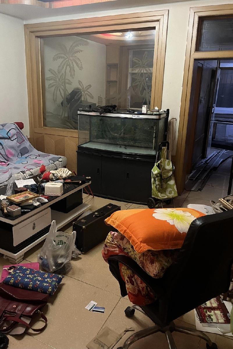 我有个同事，他母亲走了快十年了。母亲走的时候，骨灰盒一直放在他家里，摆在客厅的一