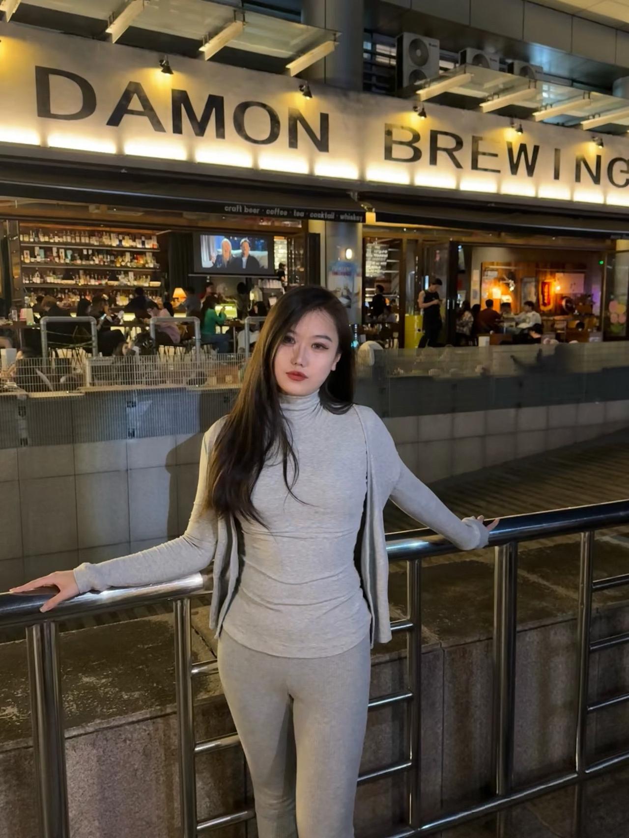 月色照人影，酒香满楼台