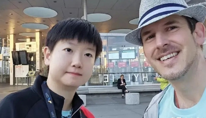 有点儿羡慕这个洋薯条子了居然有机会和莎莎宝宝合影看把他得意的牙都要被晒黑了