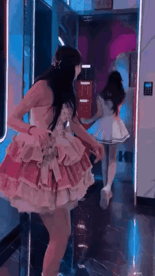 一位穿白色短裙的女子，跳着舞来到KTV陪唱，刚进包间扭头就跑，疑似是遇到熟人了！