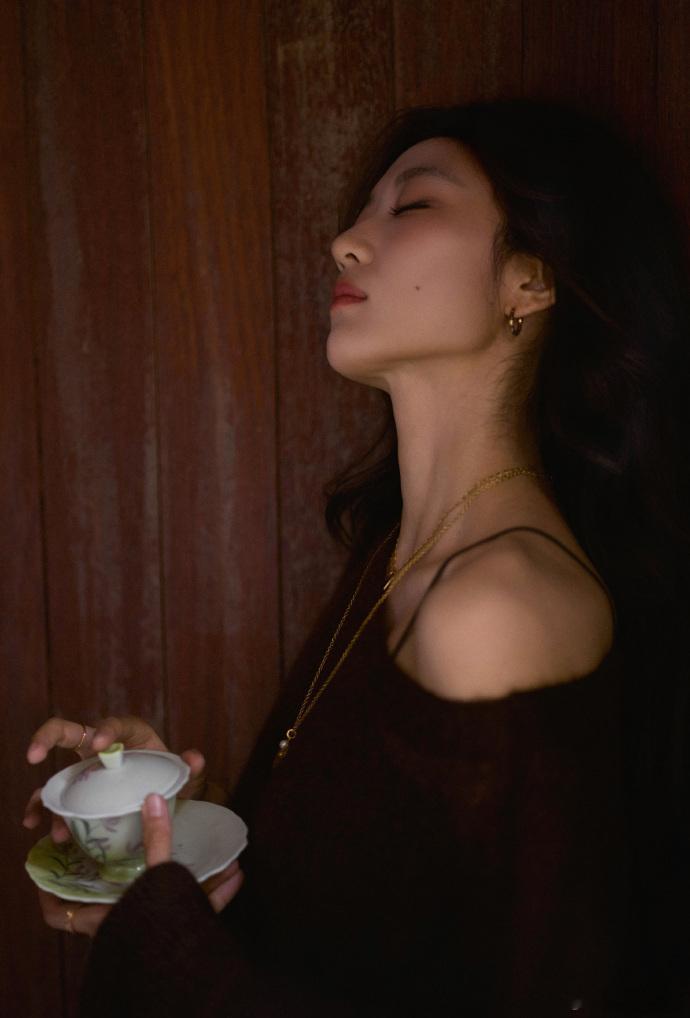 孙千露肩针织温柔知性秋日庭院邂逅孙千的写真时刻，露肩款深棕针织松弛出镜，落肩剪裁
