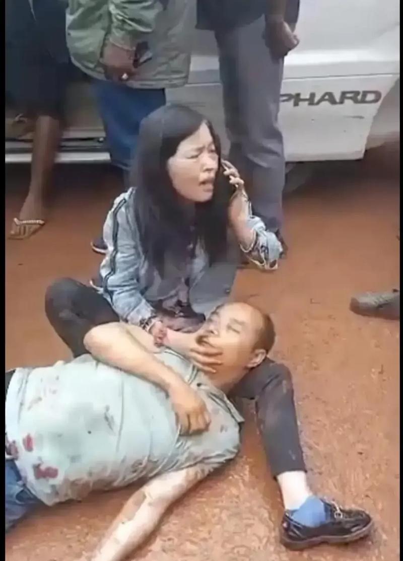 4月1日，一对中国夫妻在刚果金被人抢劫，夫妻把身上的财物乖乖拿给劫匪，但是，因为