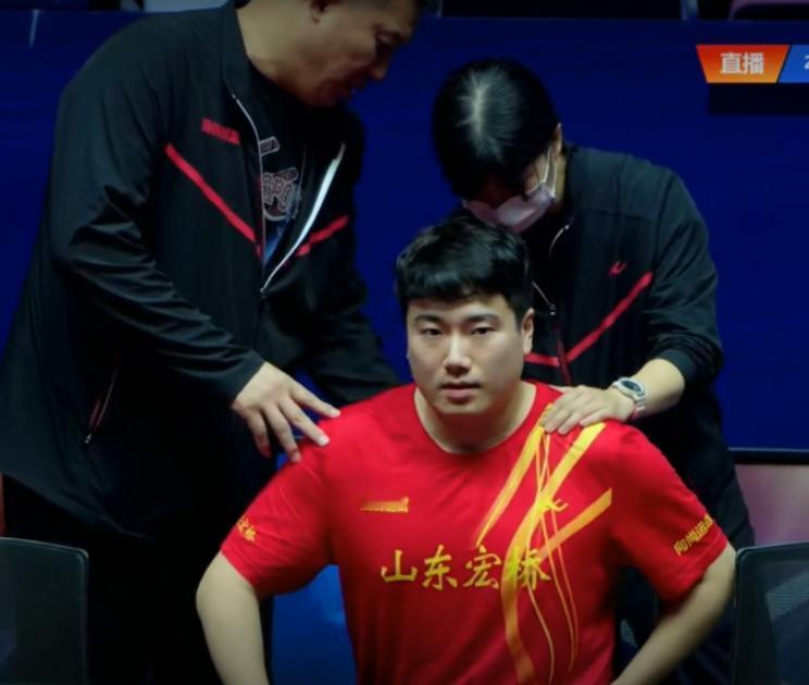 突发，梁靖崑受伤严重，不知道能不能坚持下来！今天魏桥队和鲁能队的比赛中，梁