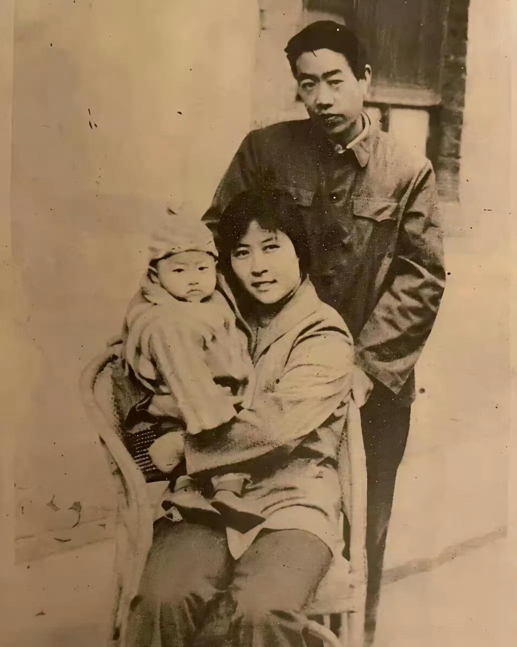 贾平凹年轻时的留影，这一张照片拍摄于1980年的西安民居院内。站在后方的是作家贾