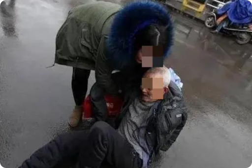 2023年，天津，一位身穿便衣的女警察扶起一位摔倒在地的老头，并将老人送往医院，