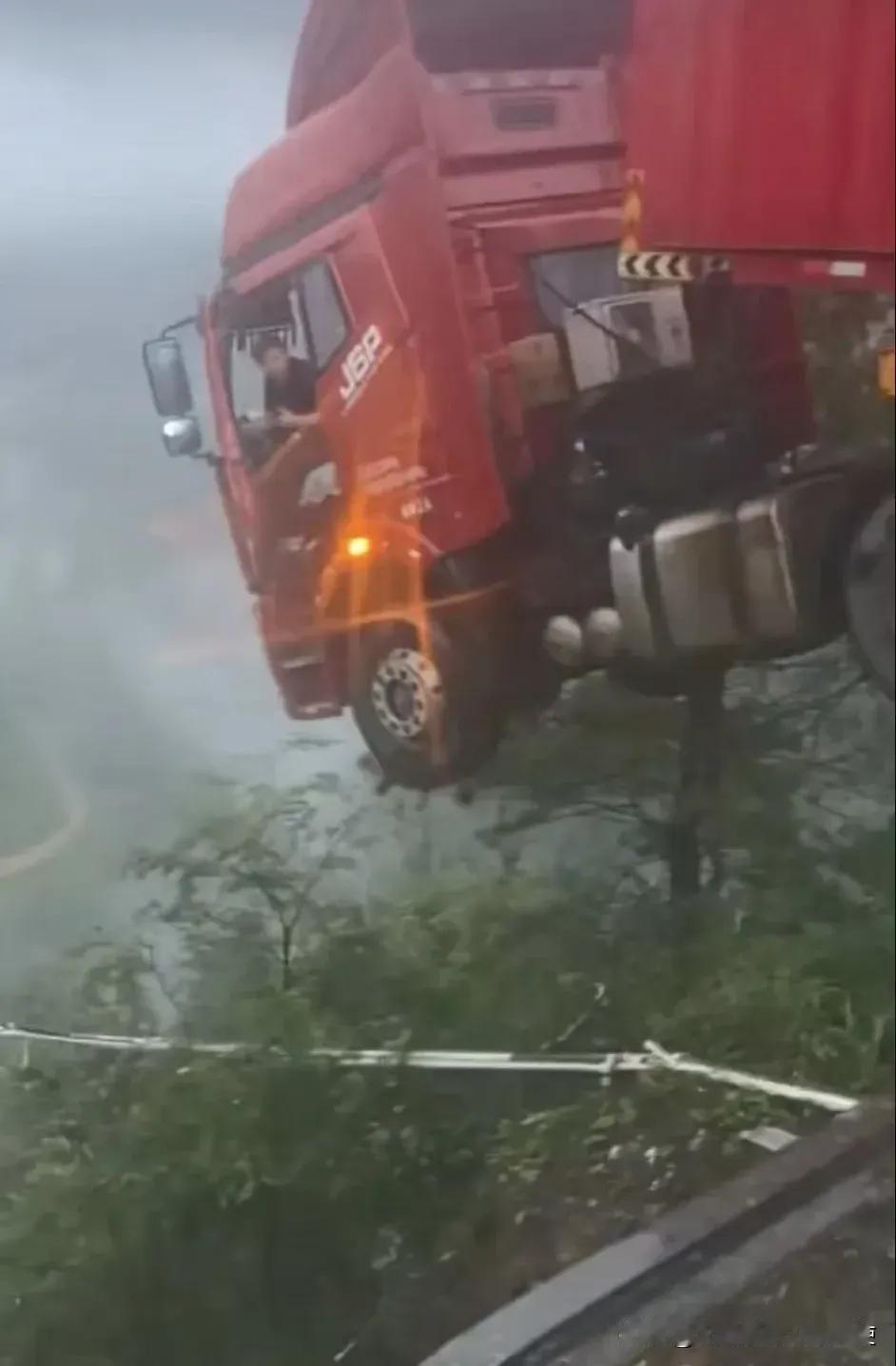 贵州榕县一高架桥突然塌了，大货车驾驶室悬空在桥外面。还好车身大部分没有下去。