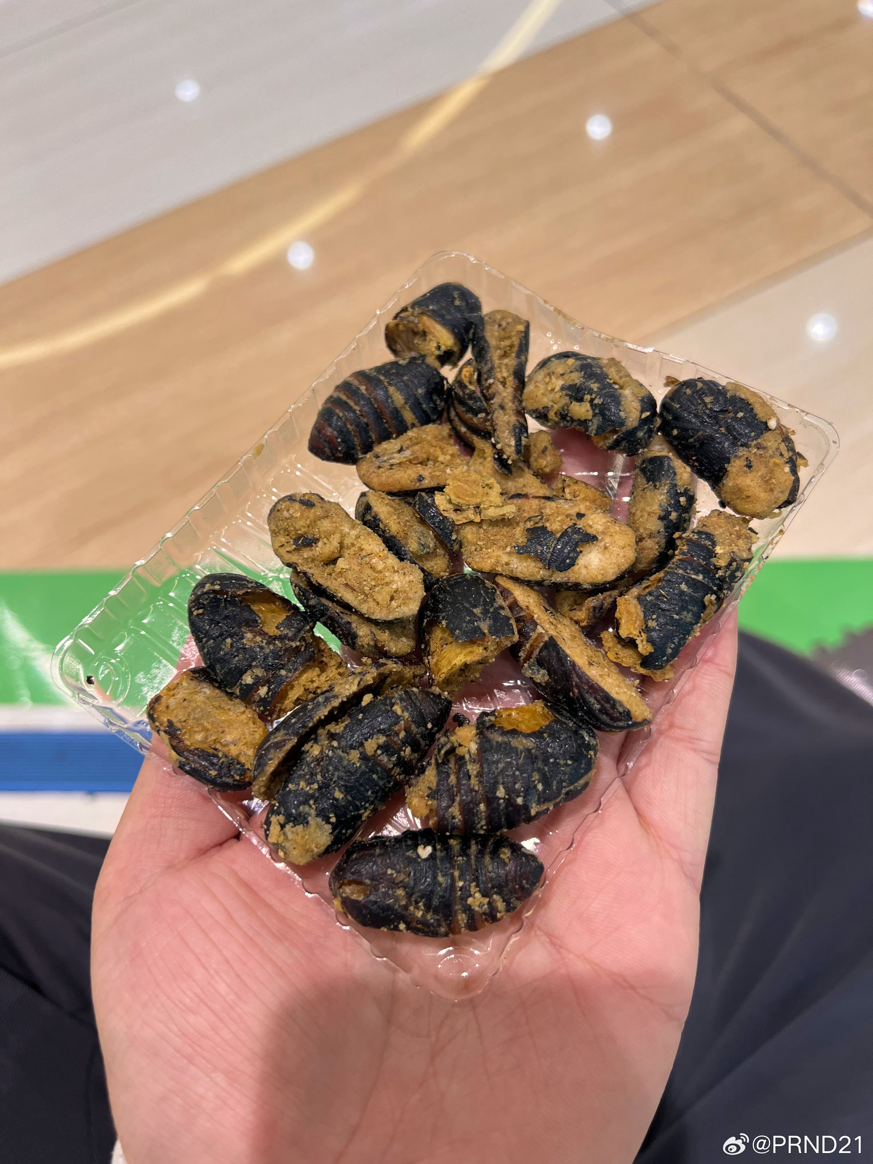 刚才看群友发，出于好奇就溜达到附近的买了一袋……好吃的！真的好酥脆啊！！！而且