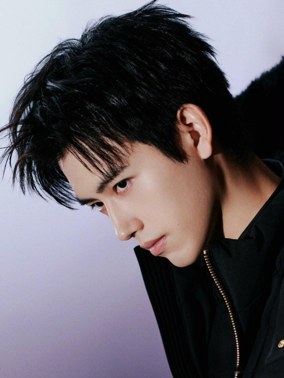 陈飞宇那里到底有谁在啊阿瑟昨晚也太萌了！状态好到爆还超宠粉，却在人群前踯躅回头，