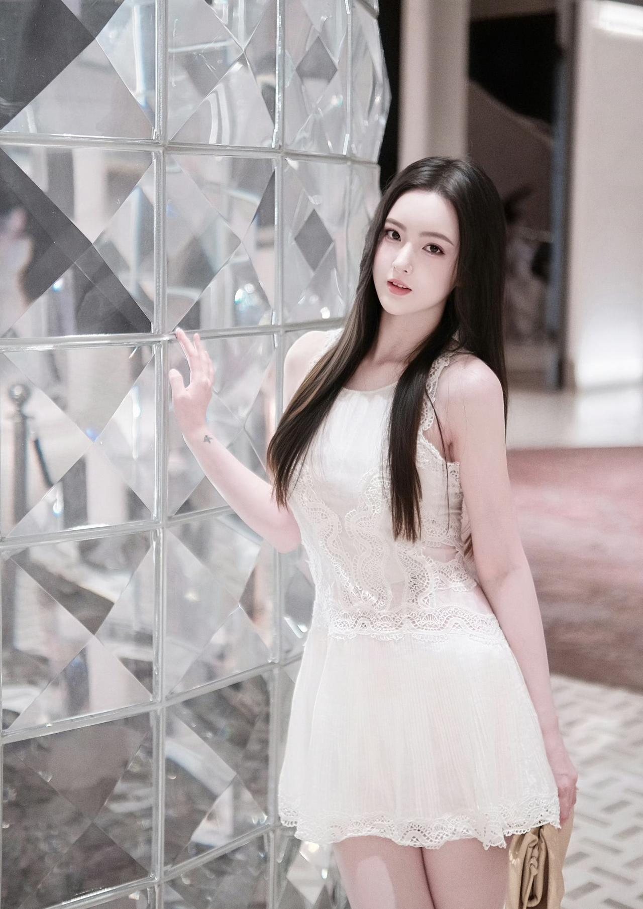 PureWhite.✨蕾丝、白裙、长发与光影。宋轶，把优雅穿在了身上