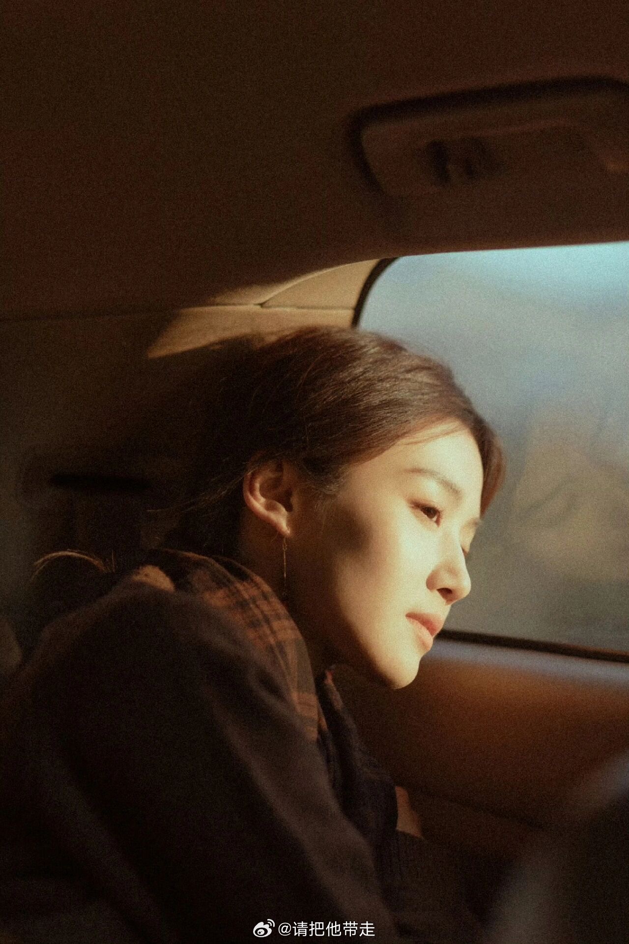 卢昱晓好有故事感的一张脸！！