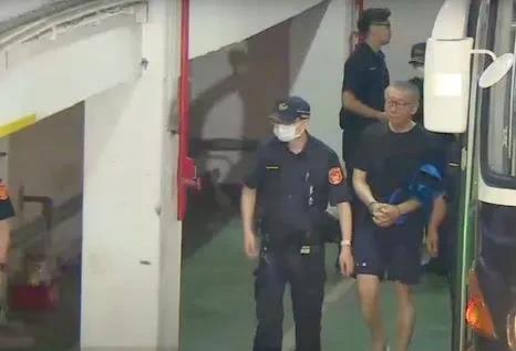 柯文哲穿着黑色上衣、蓝色短裤，戴着手铐，神情严肃地走进法院。8日上午9点25