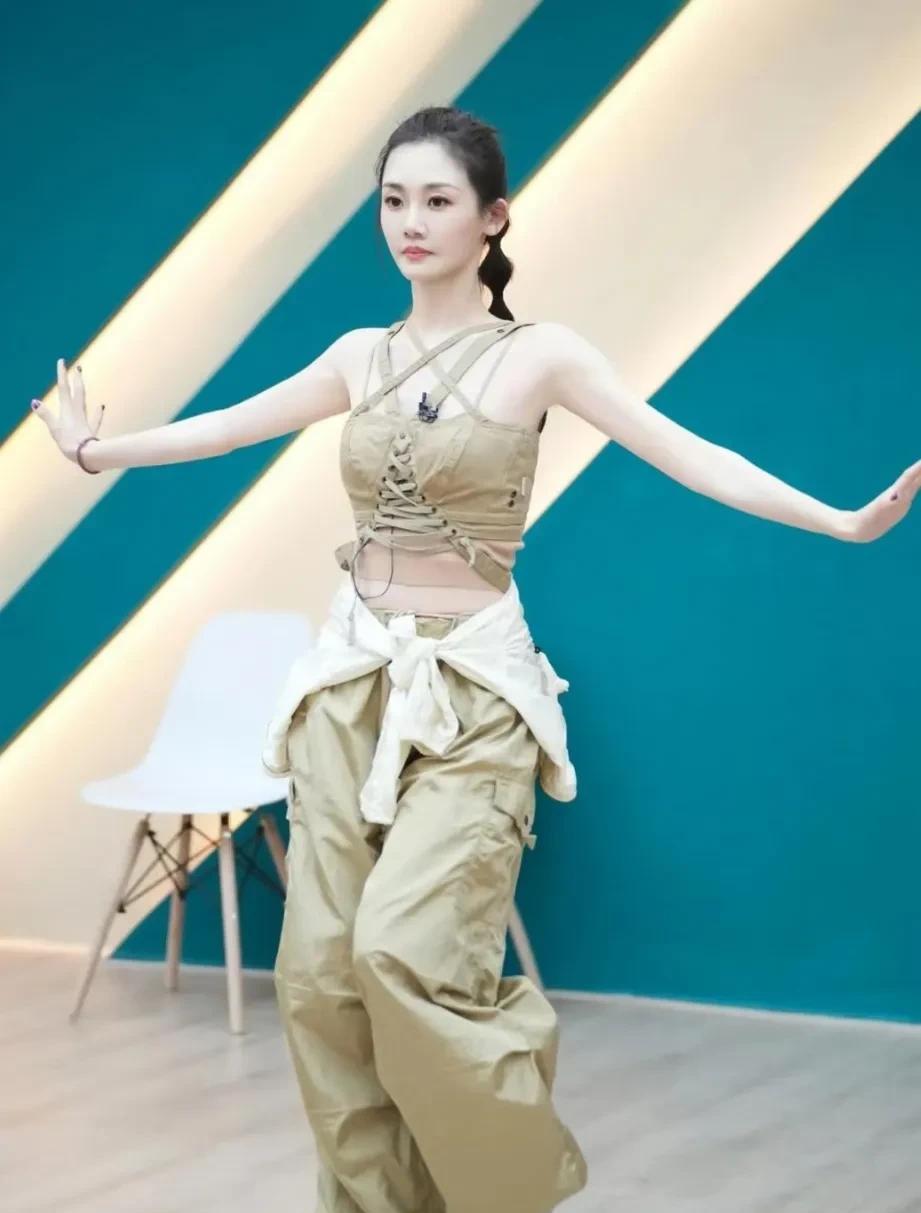 郑恺眼光毒辣娶到苗苗赚了苗苗真的太漂亮了，冷白皮，身材纤细似少女，她是怎么做