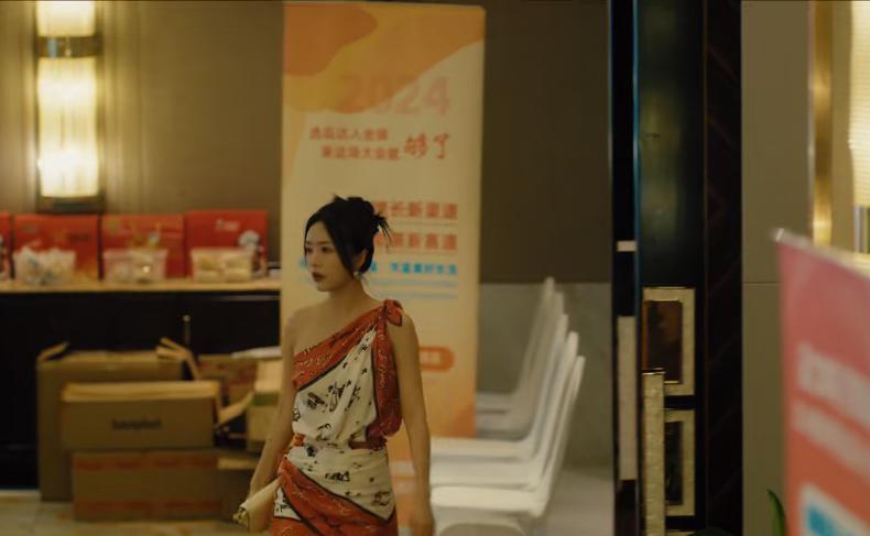 她把一块丝巾当裙子穿，短到不能再短，却坐得比谁都稳。镜头推近，丝巾边缘离大腿根