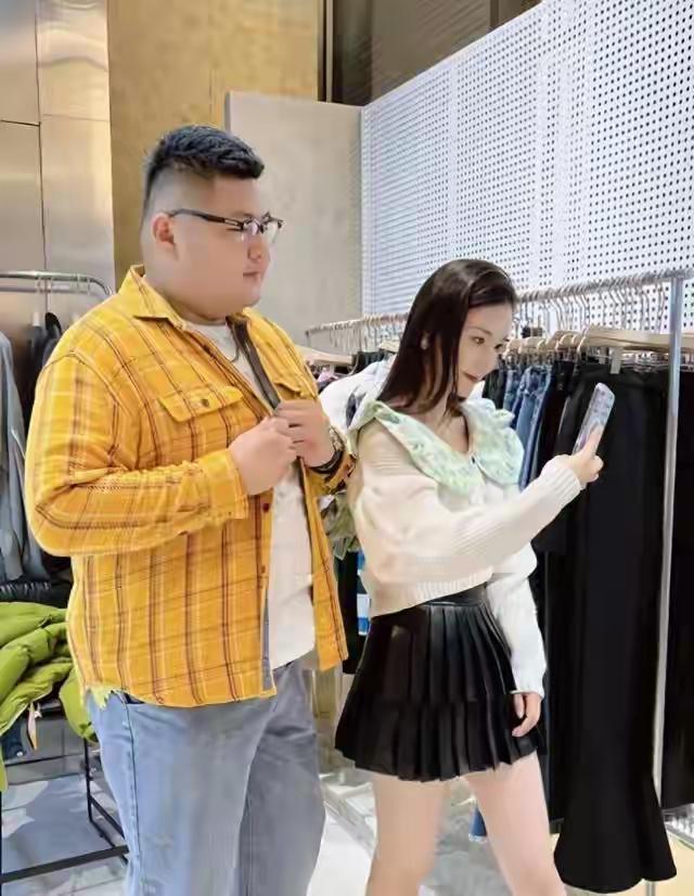 网红何钰欣与猴哥离婚事件，展现了自媒体时代“婚姻流量化”的复杂图景。何钰欣