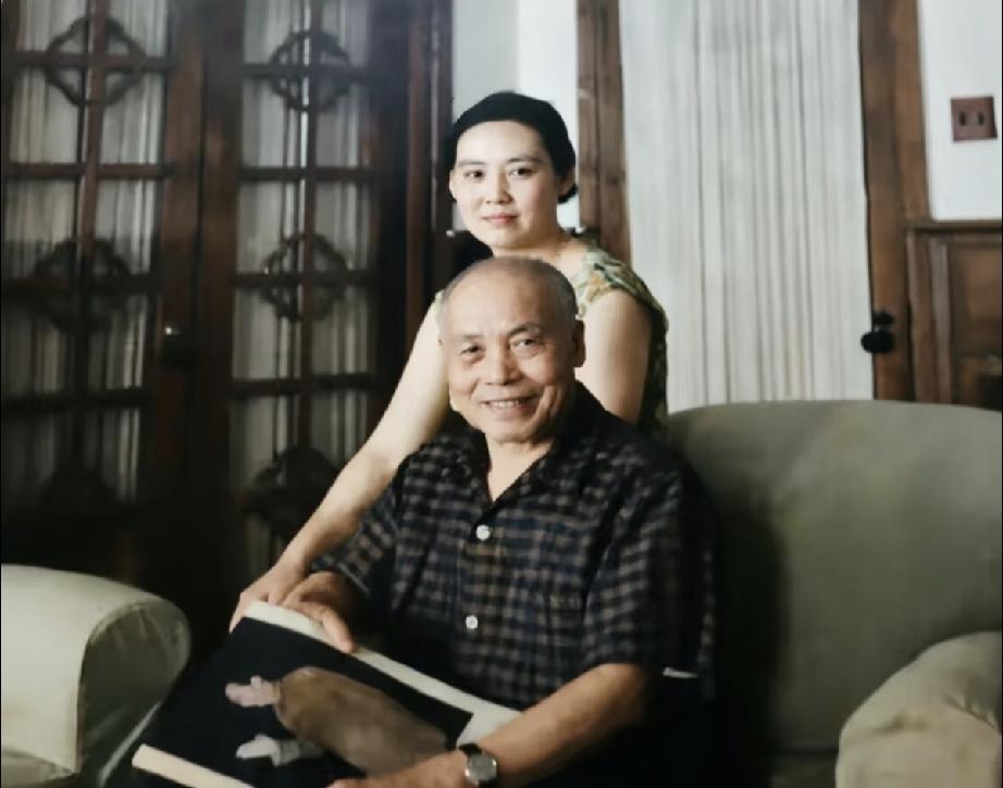 李宗仁对外的人设是不近女色，但是在西安的秘密公馆，专门储备大量进口丝袜、香水、化