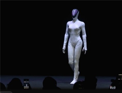 【马斯克评价小鹏IRON“身材不错”：整个机器人市场将由特斯拉和中国主导】小鹏