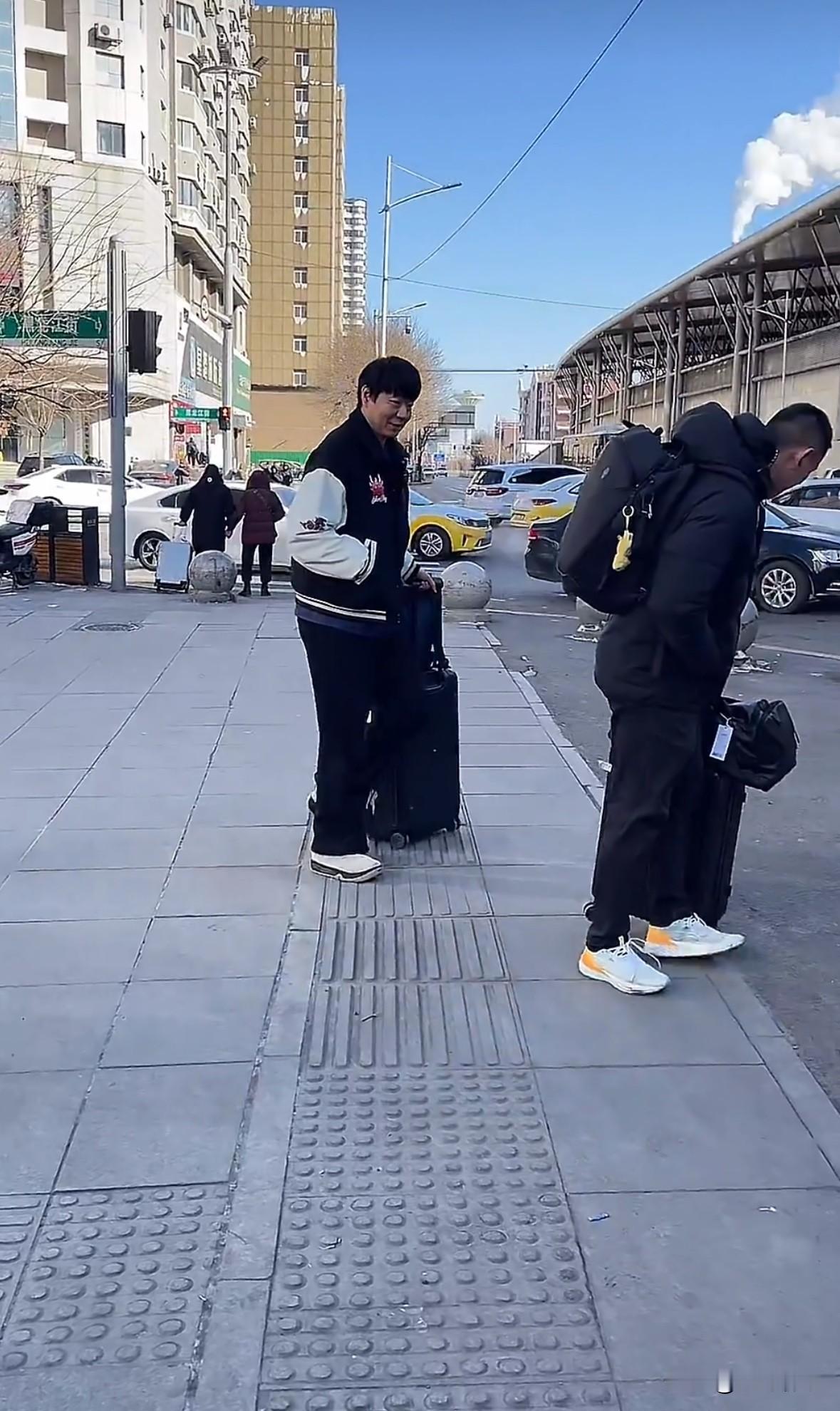 本次山东男篮客场之旅仅剩一场，周五将客场挑战辽宁男篮，目前山东男篮11胜5负排名