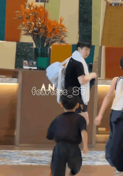 3月28日下训的莎莎没有给小女孩签名！今天莎莎下训回酒店，身穿黑色体恤、黑色短