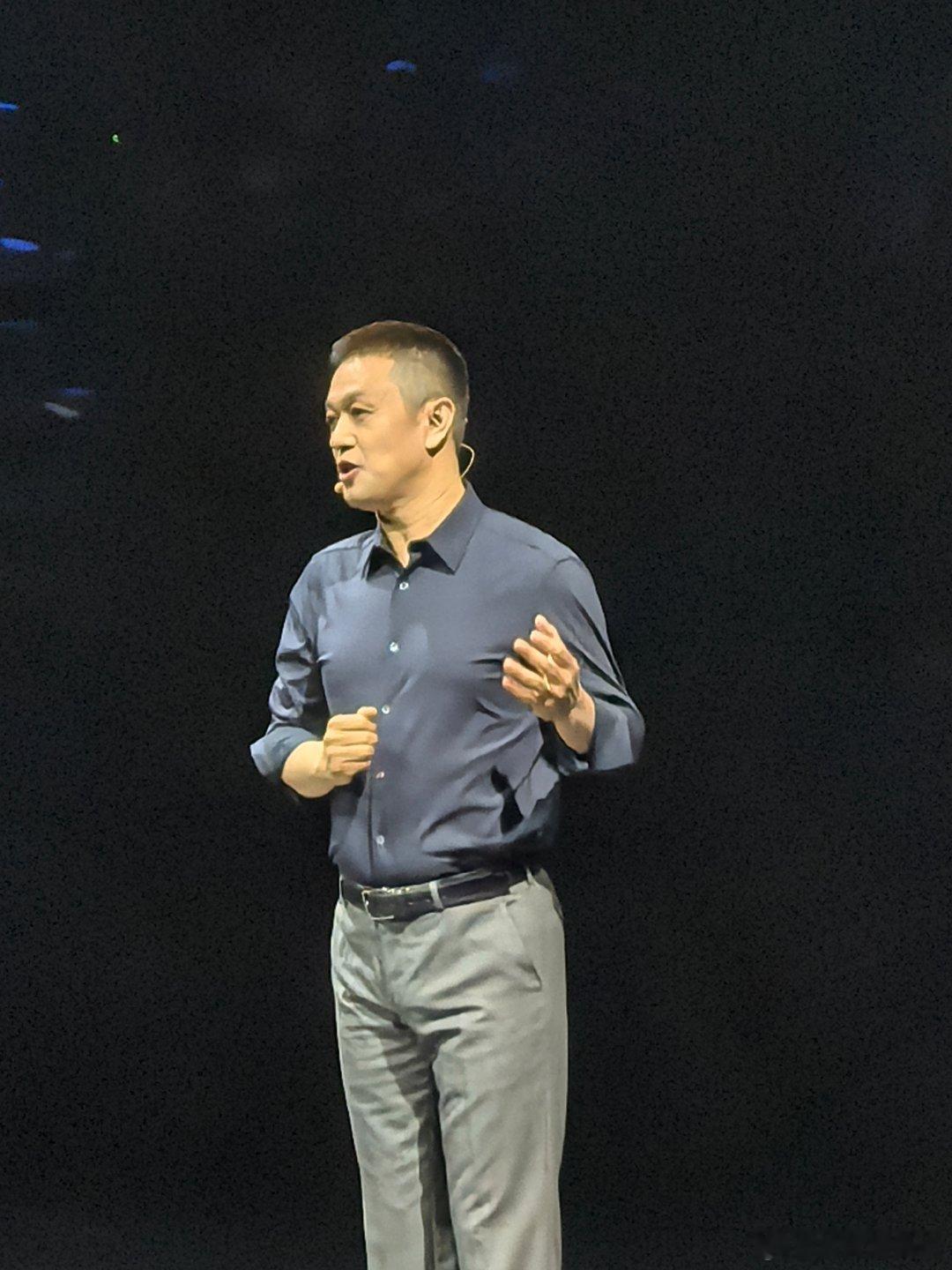 斌哥今天穿的太正式了！毕竟，是要发布蔚来技术集大成者，智能行政旗舰纯电全尺寸SU