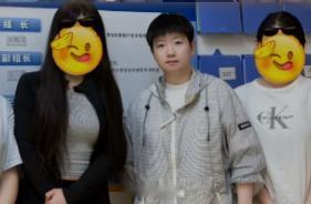 偶遇孙颖莎现身训练基地食堂有网友在北京训练基地食堂偶遇孙颖莎，一身条纹外套坐在食