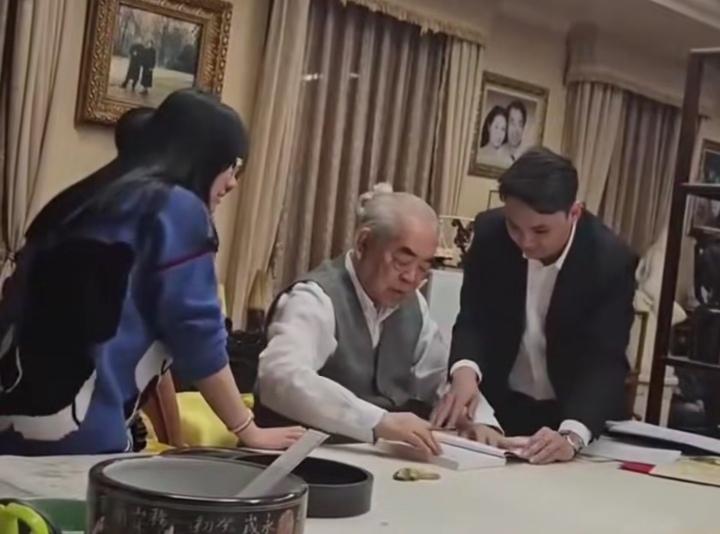 八卦时间到！87岁的知名画家范曾和爱妻徐萌的婚后生活恩爱幸福、甜甜蜜蜜，可谓是