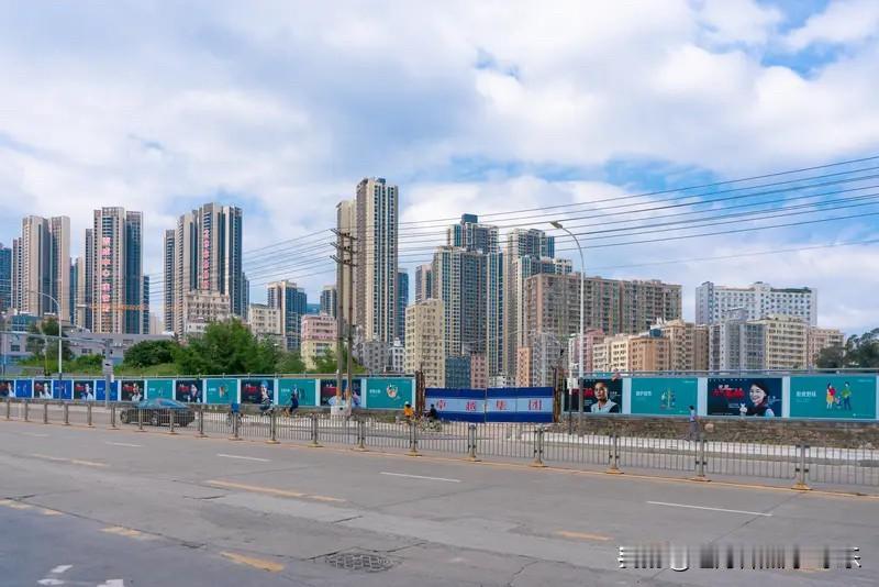 刚和个朋友喝茶，这朋友因没什么大志，所以现活得非常潇洒，他0几年在深圳买了套房，