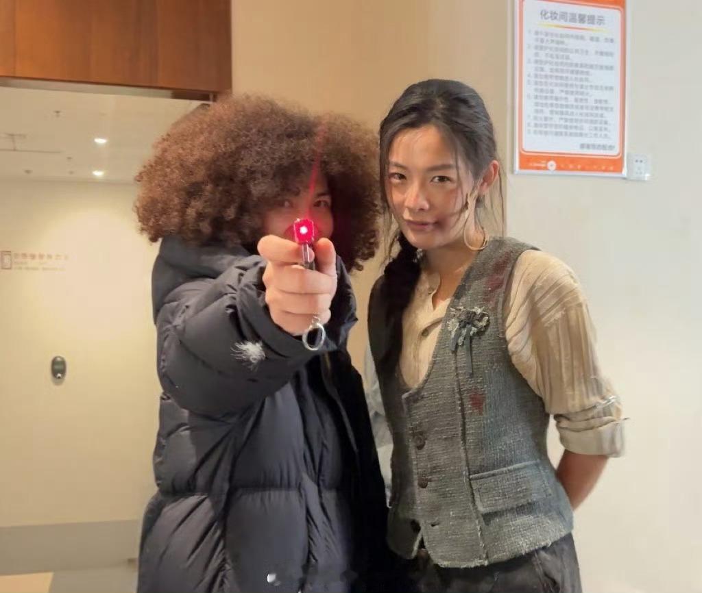【陈丽君说青春未必完美但独一无二】青春是什么？在看来，青春是热烈、是勇敢、是莽撞