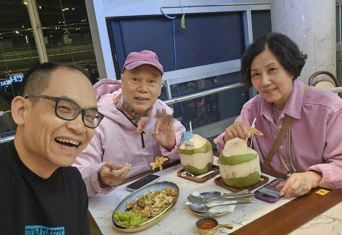 汪明荃与罗家英现身机场，夫妻俩穿着粉色情侣装，十分恩爱。78岁的汪明荃此番是素