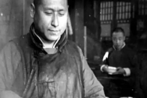 1949年，代号“608”的地下党，因唯一的交通员病逝，和党组织失联，这时，他想