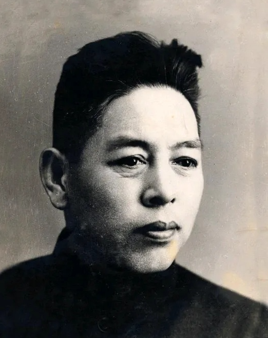 1932年，陈玉仁叛变，供出了潜伏在敌人内部的地下党员王世英，王世英察觉到异常后