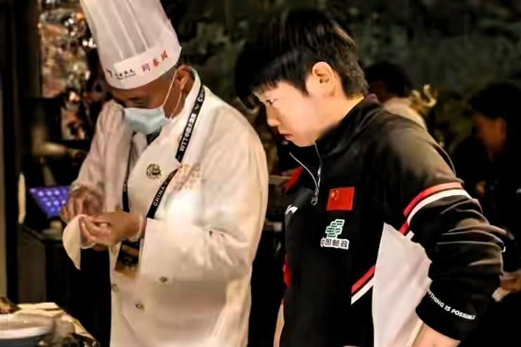 为什么全球各地那么多人喜欢孙颖莎，我的第一感觉是她太真实自然，虽然她有瞩目的