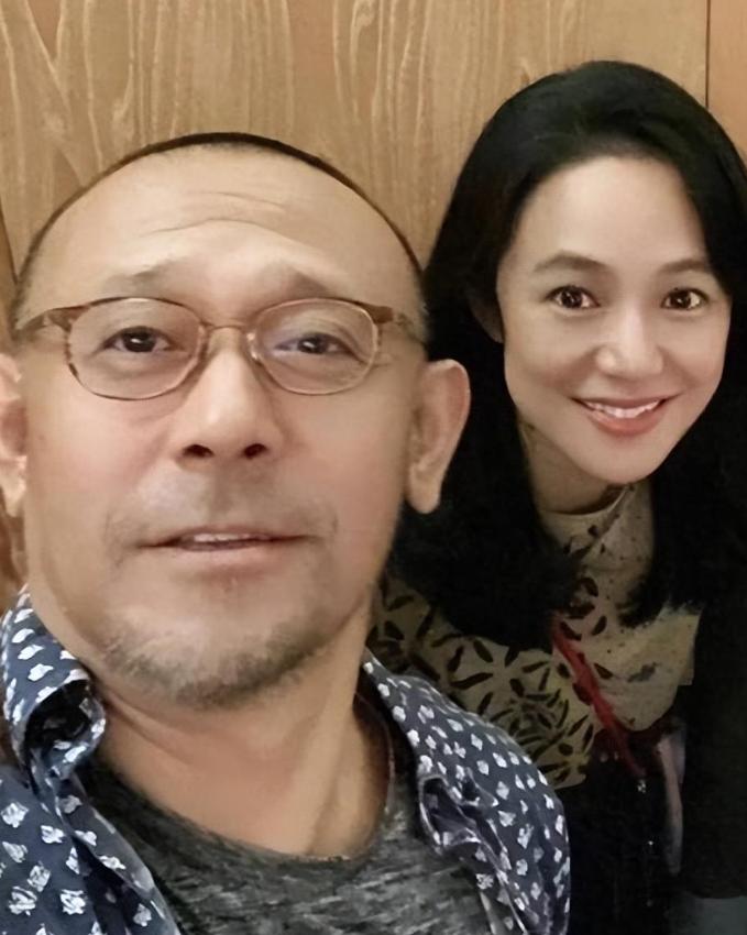 姜文也被周韵熬成了“爹”啦，再也不是跟刘晓庆在一起时的小鲜肉啦周韵比姜文小15