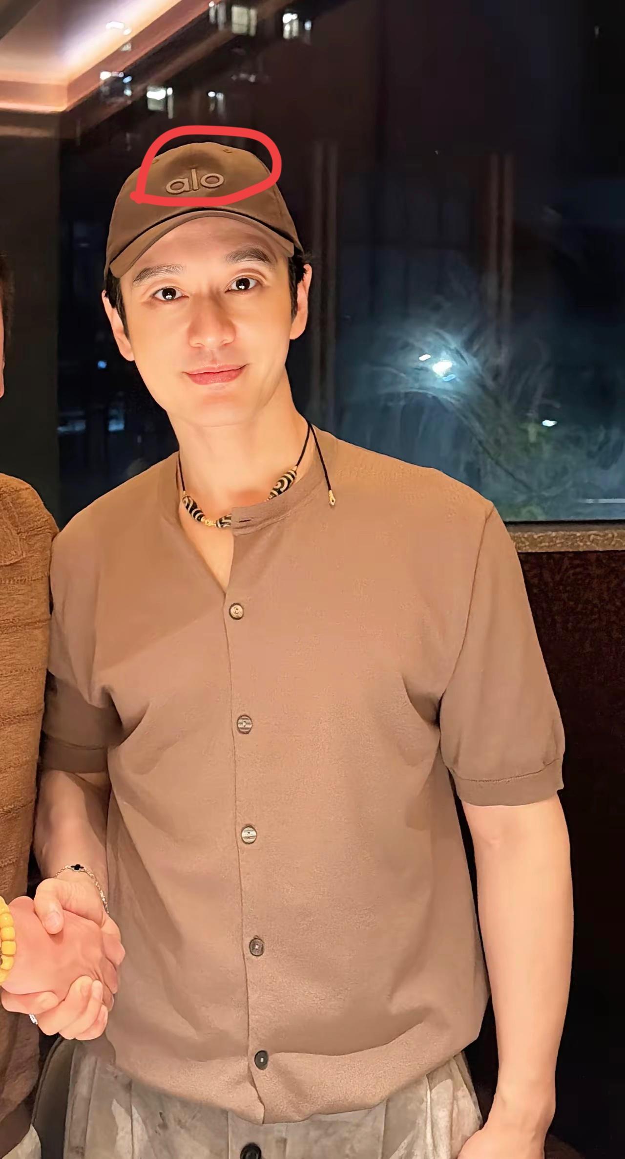 黄晓明带的帽子是什么牌子的？非常有气质
