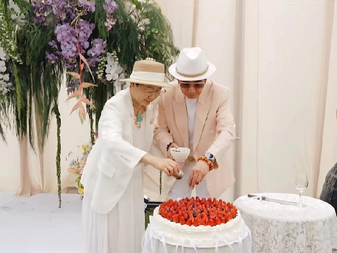 “邢捕头”范明真是稳稳幸福了。33岁娶二婚带一儿子，又比自己大五六岁的老婆，当时