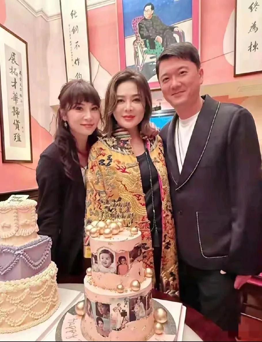 关之琳与好友在豪宅庆生：染金发，穿龙袍，戴翡翠，雍容华贵，63岁仍霞姿月韵，其美