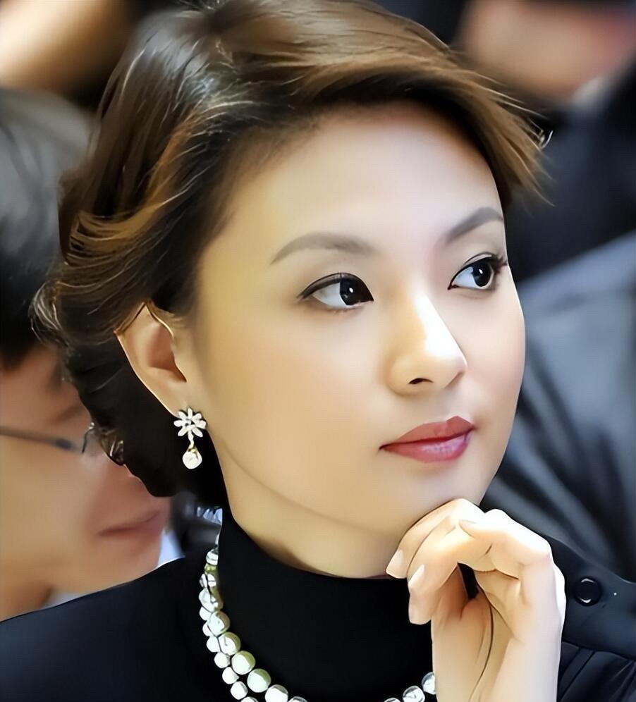 这一位美女主持人长得太漂亮了，气质温婉，妆容精致，一双大眼睛最迷人了，这样的气质