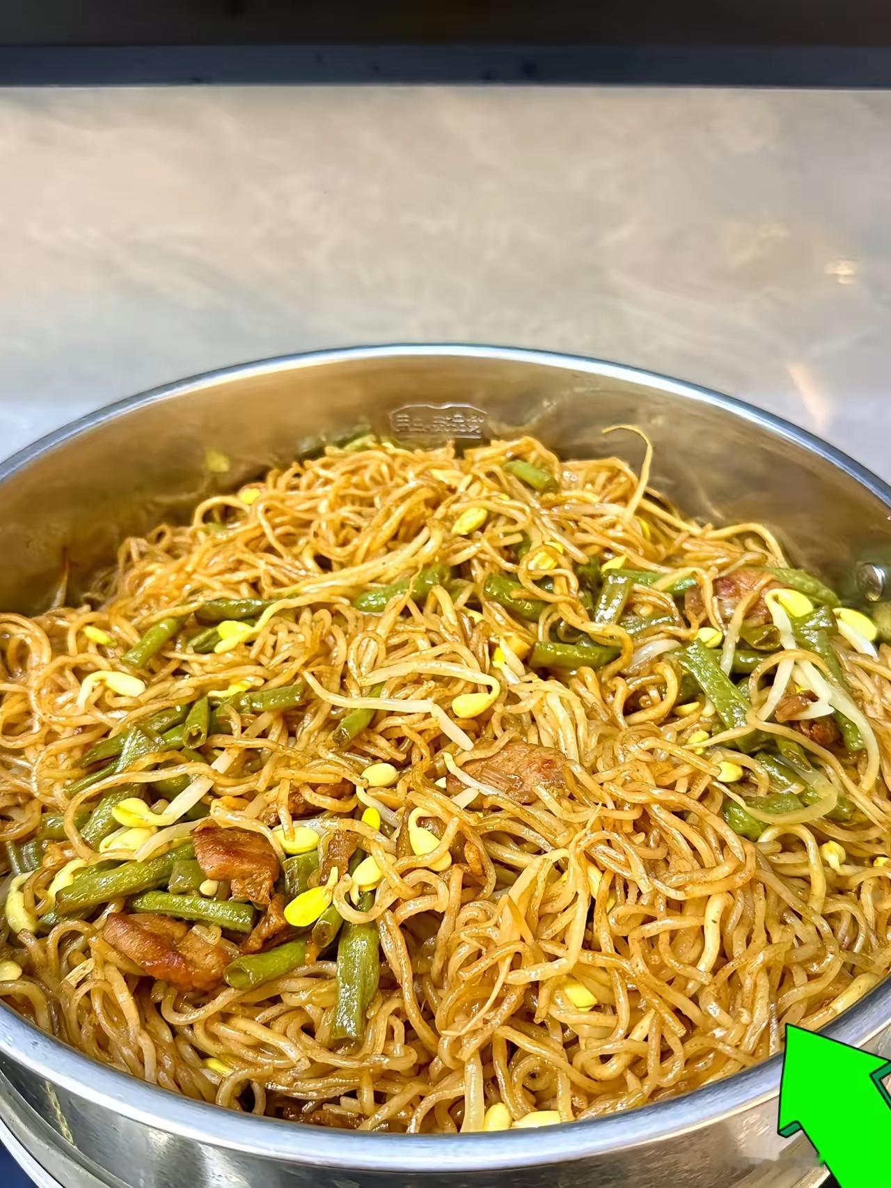 我今天去工地卖饭，蒸面条8元净饱吃，一位工人问，我8元太贵了，生的一斤才2元，我