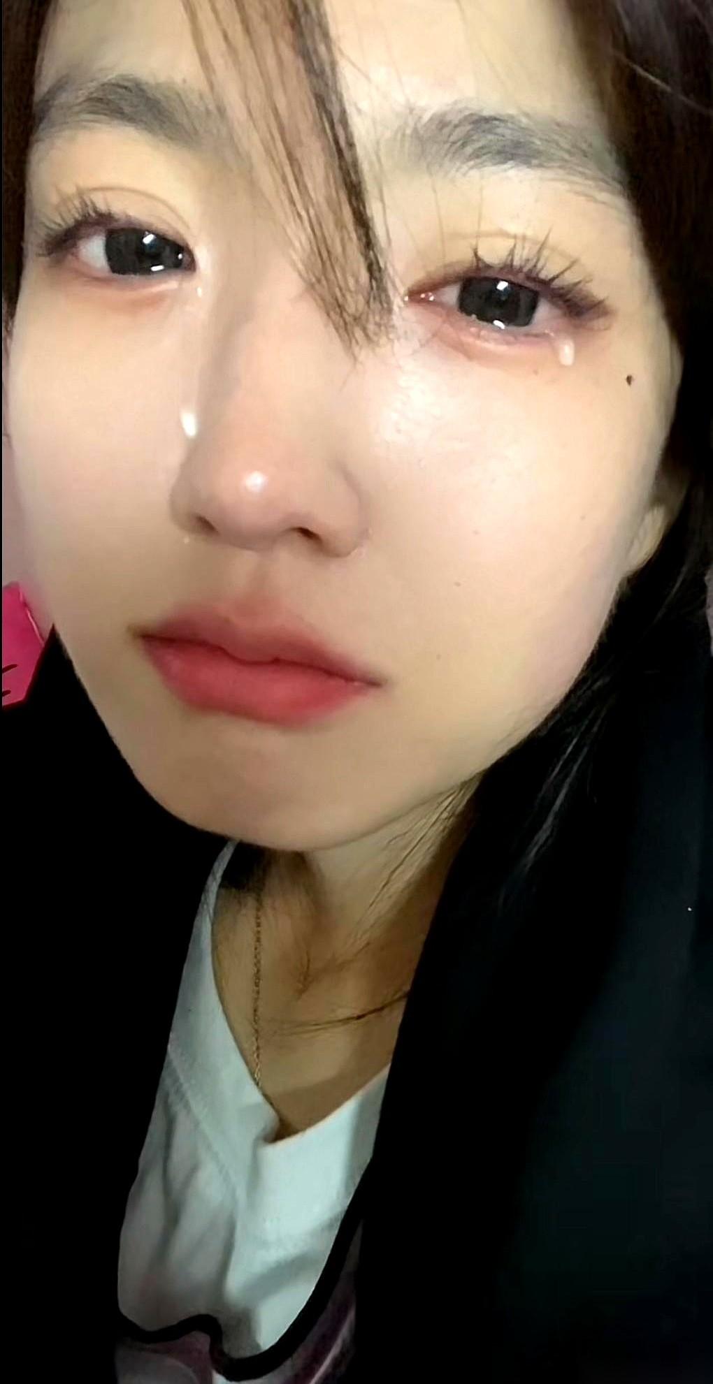 刚生完孩子才十天啊，就被孩子的爹掐着脖子，硬生生把娃抢走了。理由是，让你赶紧去