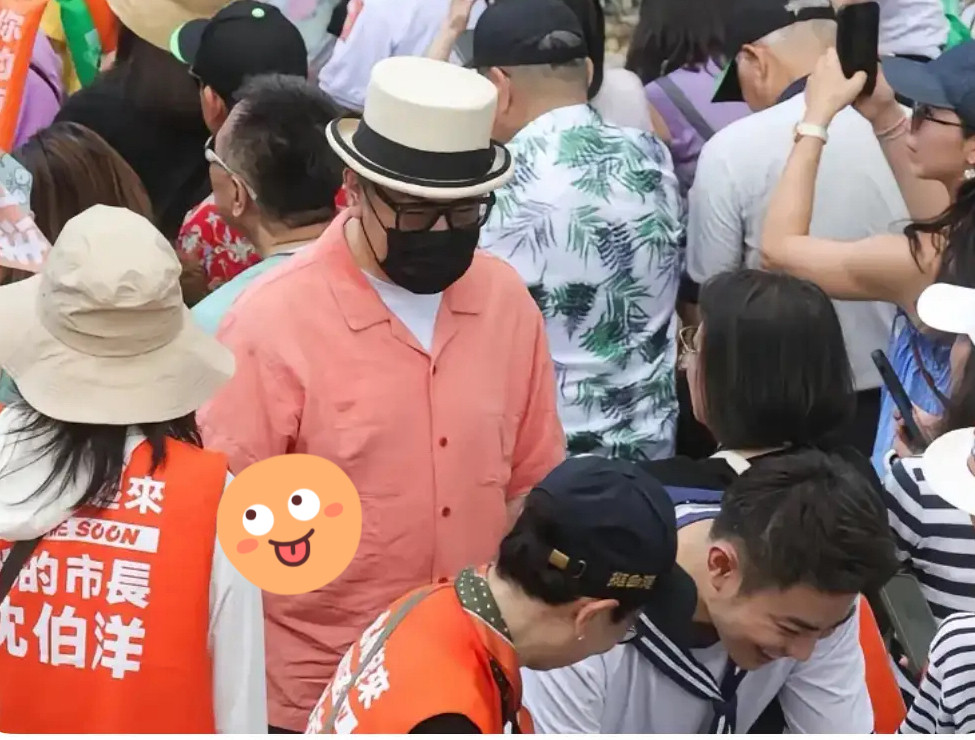 邱教授说蔡康永是双面人，和蔡康永见过很多次面的吕晓彤亲口证实了这点，他说每次聊到立场问题，对方都含糊