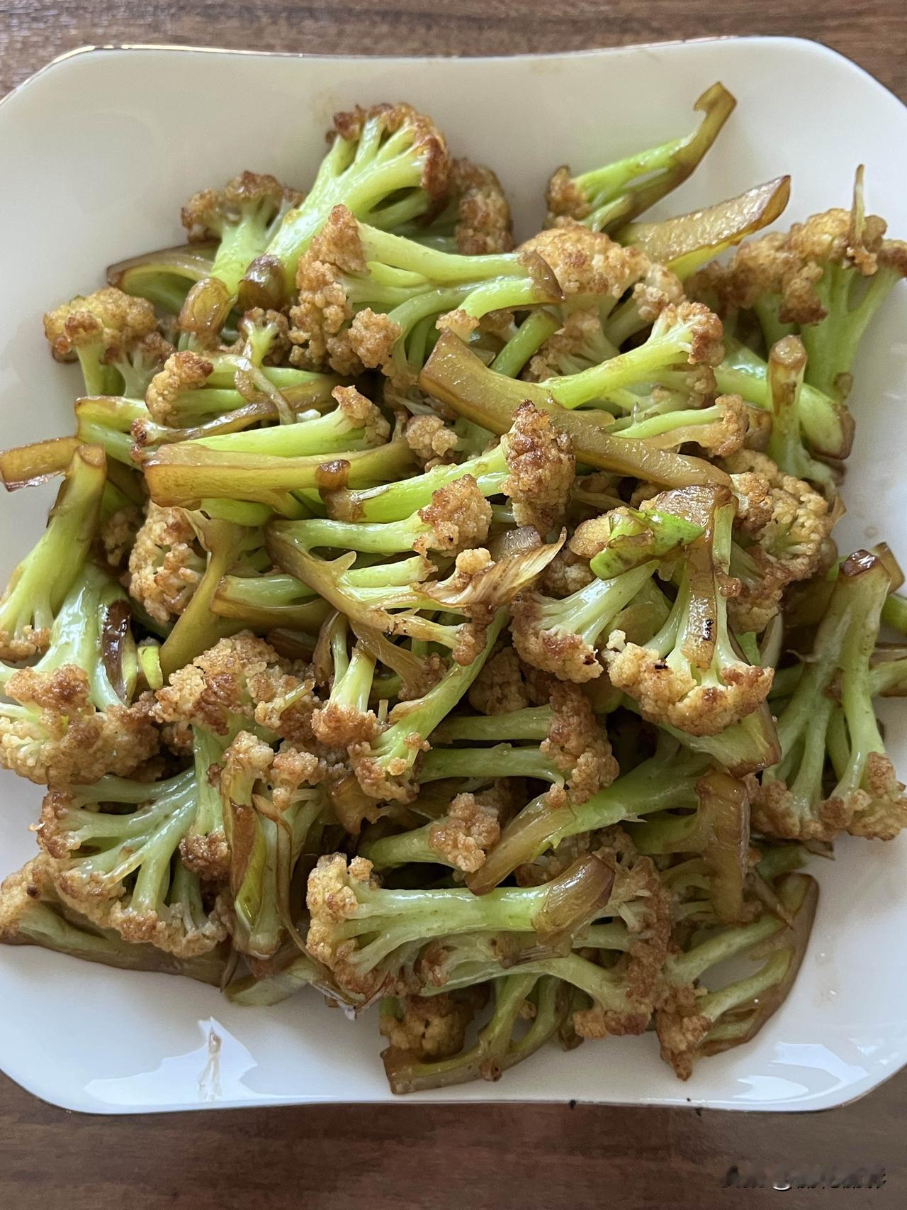 好友们晚上好！春安吉祥，晚餐香香！今天的晚餐：素炒菜花窝头红薯拆骨肉果盘