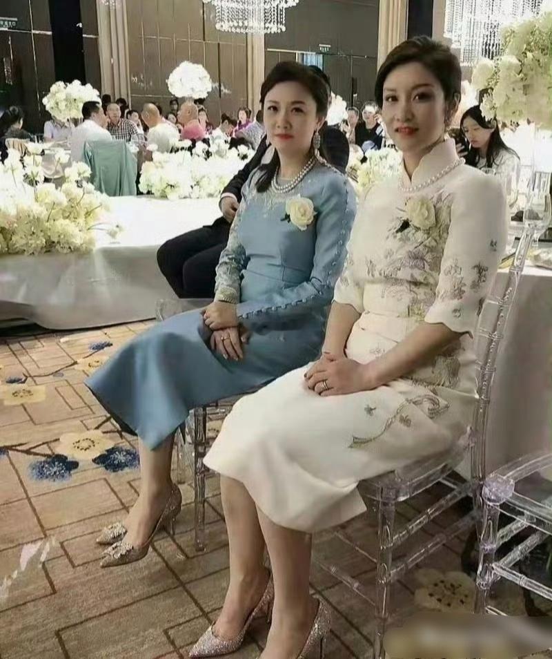 婚礼上的两亲母，都不是一般人家啊！