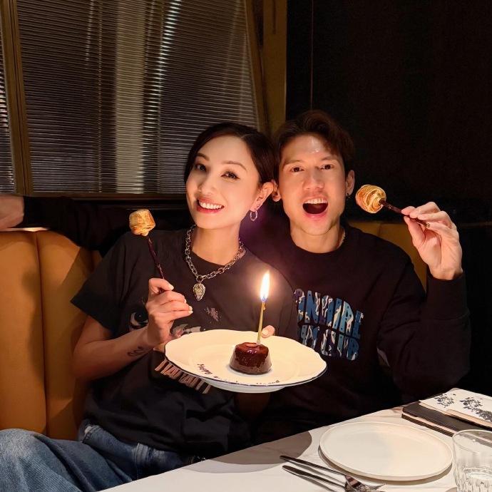 郑希怡为关智斌庆生关智斌45岁生日，郑希怡手捧蛋糕为关智斌庆生~好朋友关系好！