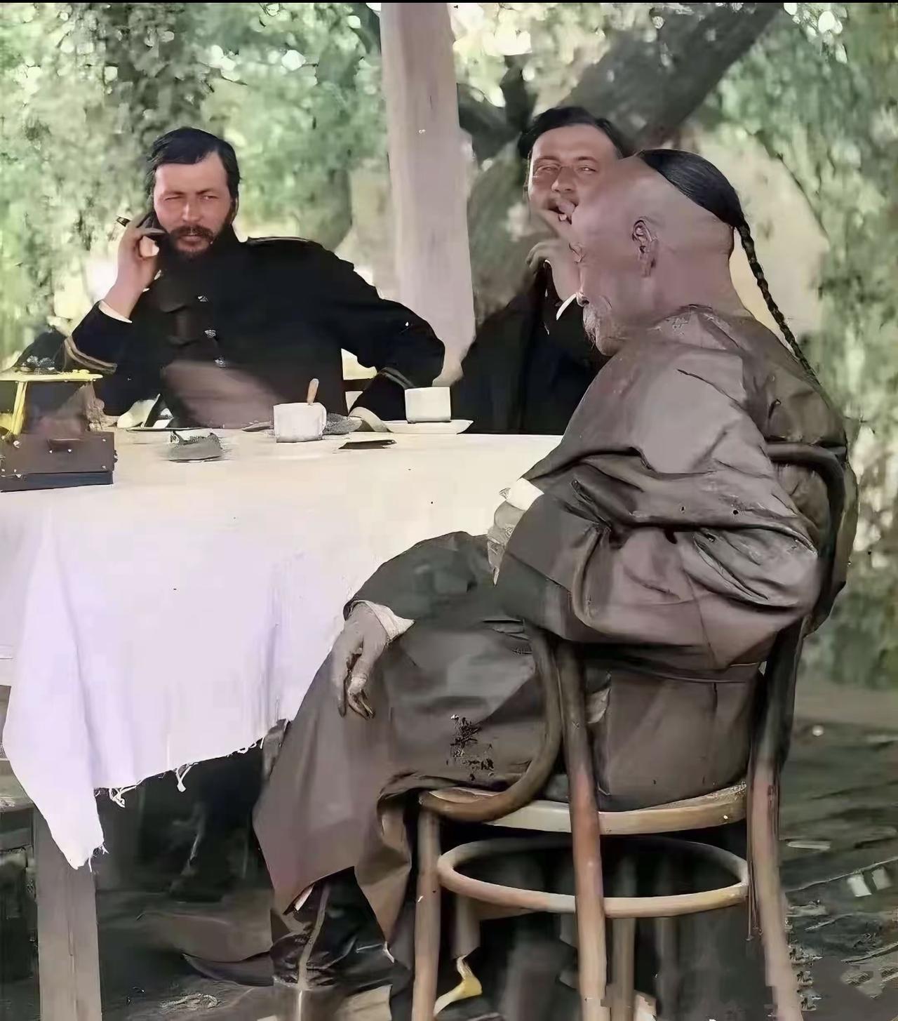 下图是晚清一位四品官员和西方人的一张合影，照片中的四品大员留着金钱鼠尾，和西装革