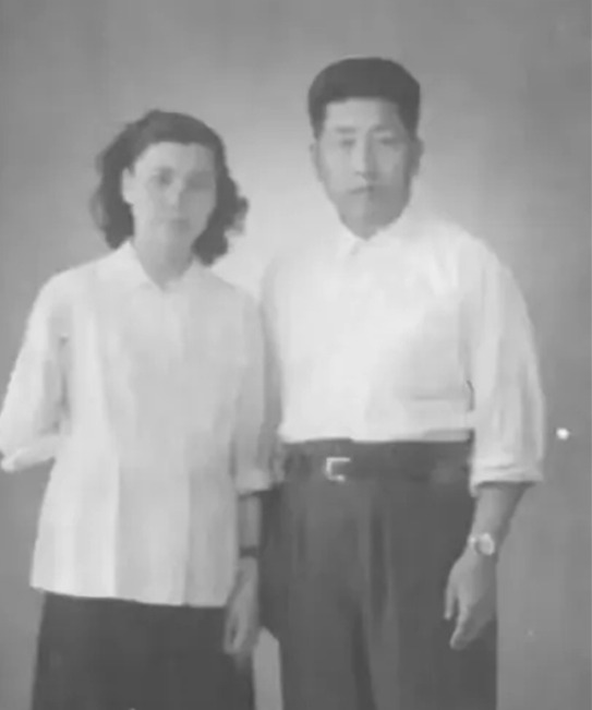 1947年，一个副司令路过湖北黄安时，经过老家村子，当他敲开自家门时，十八年未见
