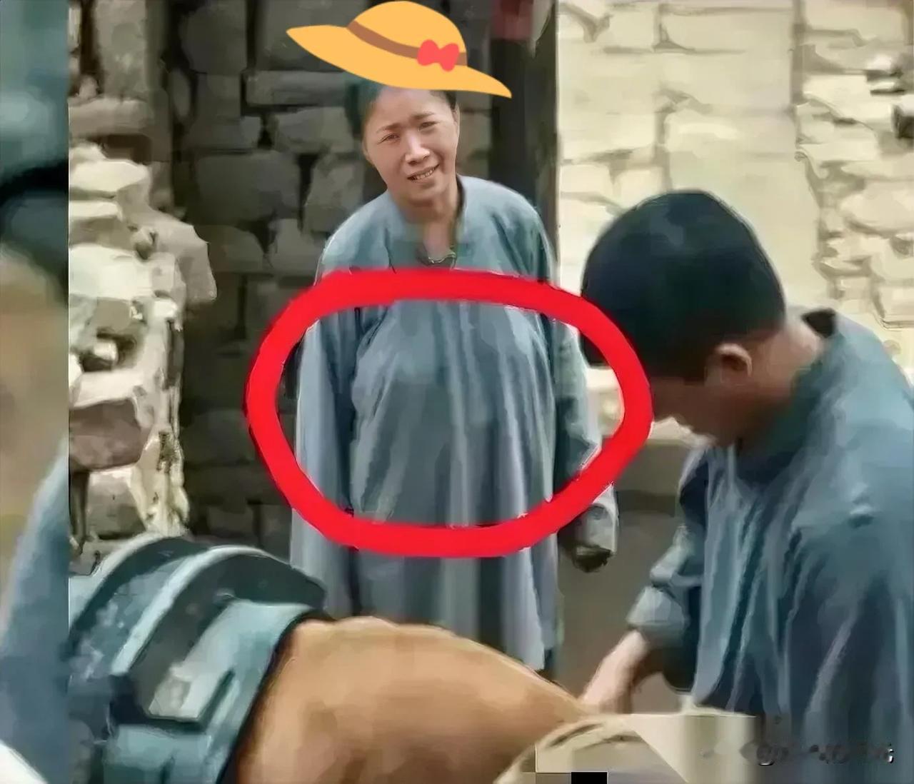 就凭这胸前没扣实的扣子也要给她颁个大奖看了《生万物》迟蓬老师，扮演一个大脚娘